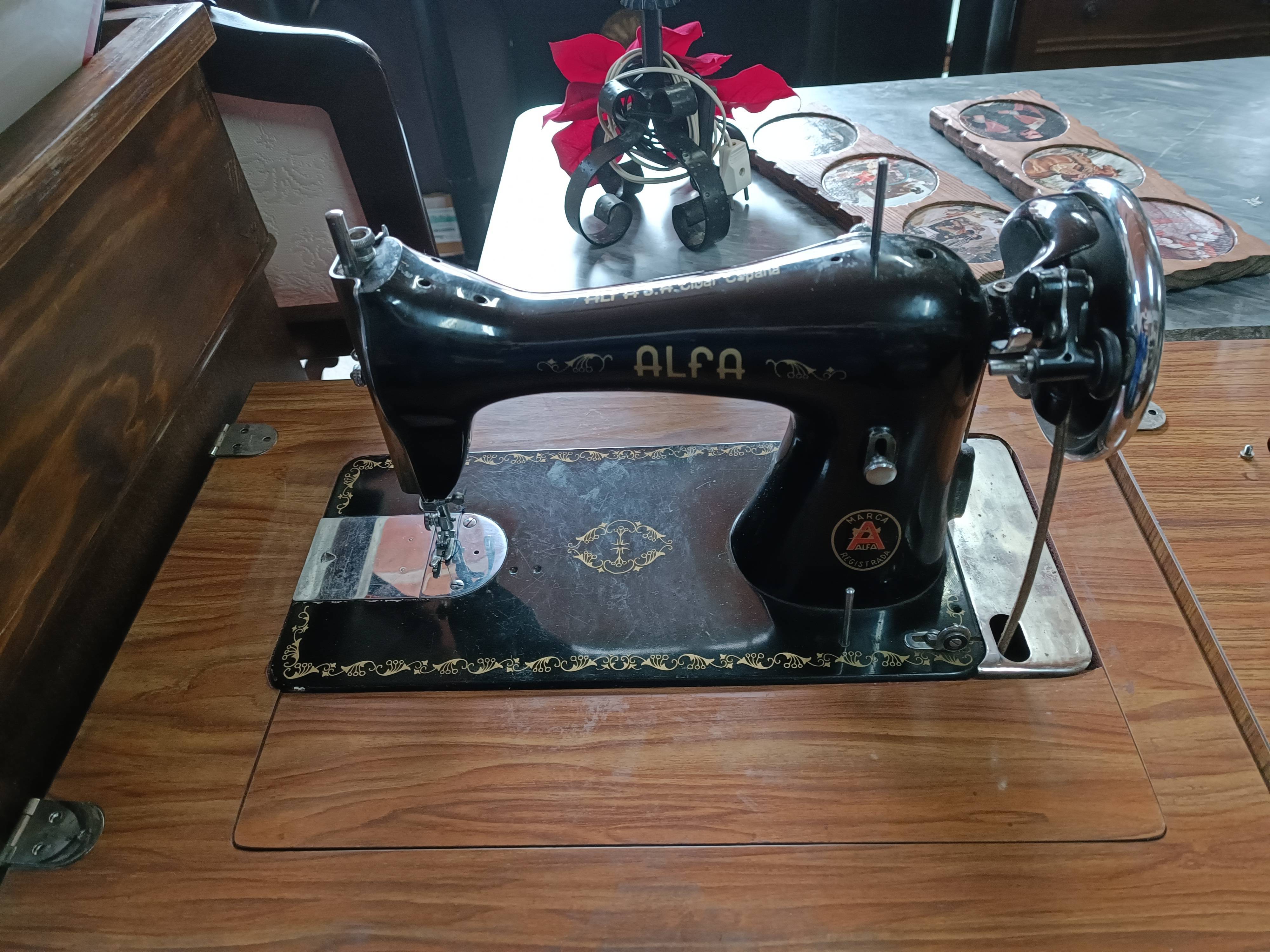 Máquina de coser antigua, Alfa a pedal de segunda mano por 220 EUR en  Marbella en WALLAPOP