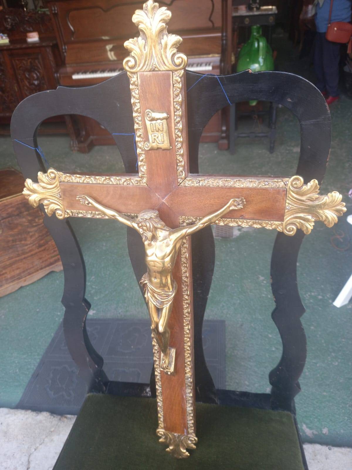 Crucifijo de madera y bronce