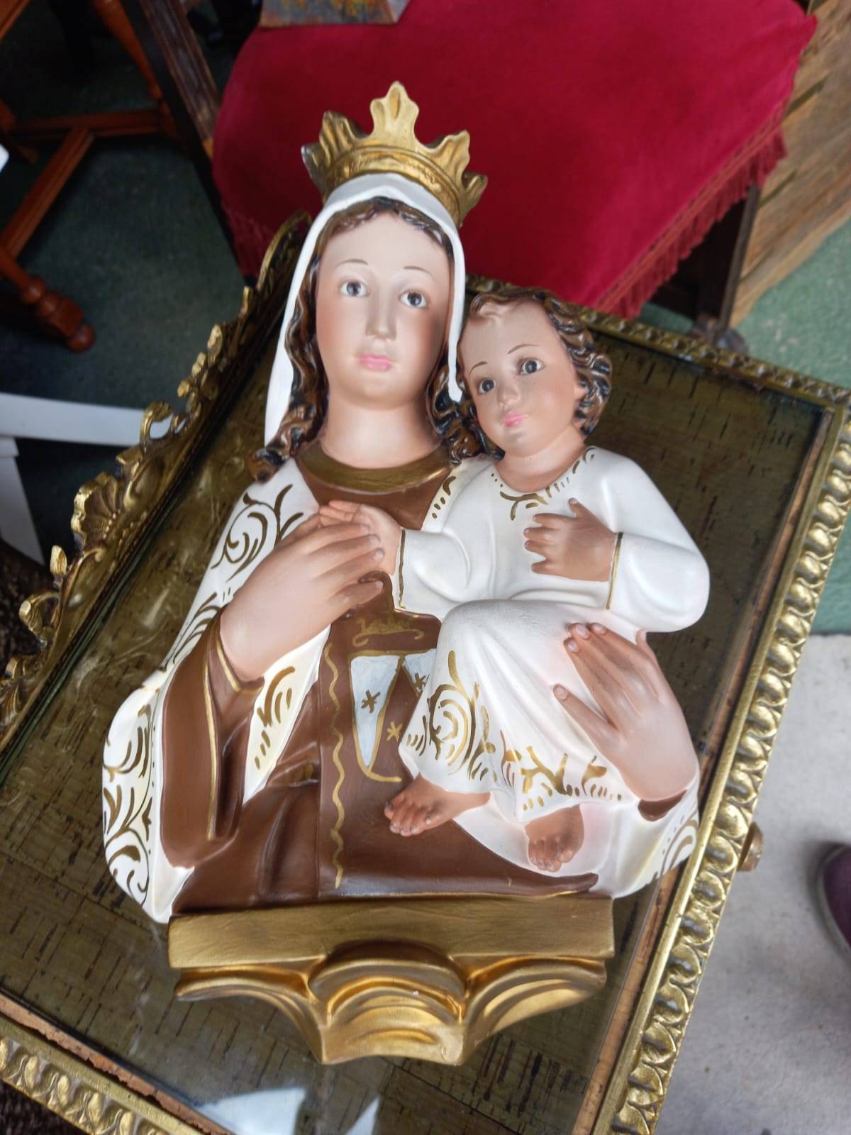 Virgen con niño pintada a mano con ojos de cristal
