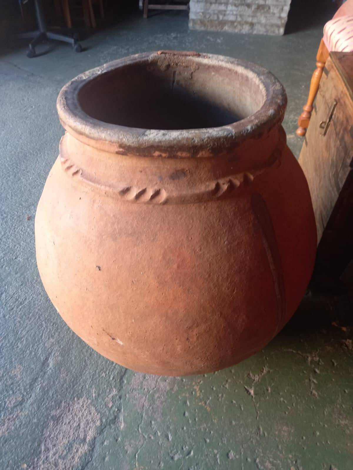 Tinaja de barro o vasija de gran tamaño del siglo XIX 1