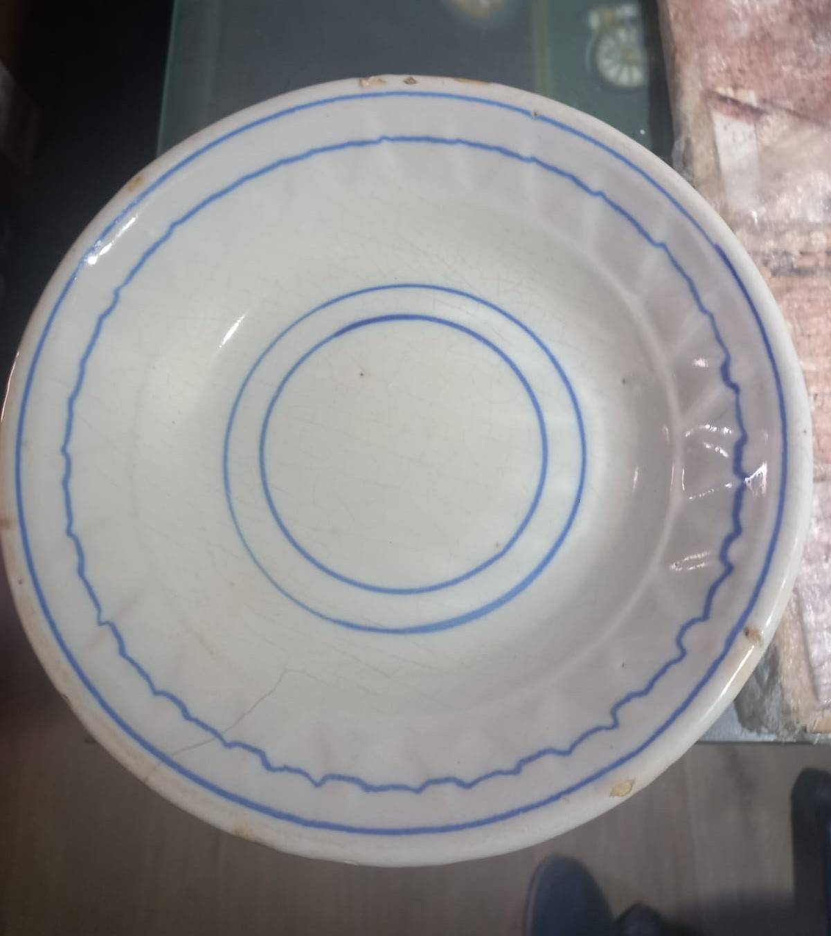 Plato de cerámica con rayas azules en círculos 1